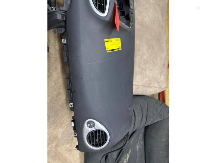 Dashboard van een Renault Clio III (BR/CR) 1.2 16V 75 2011