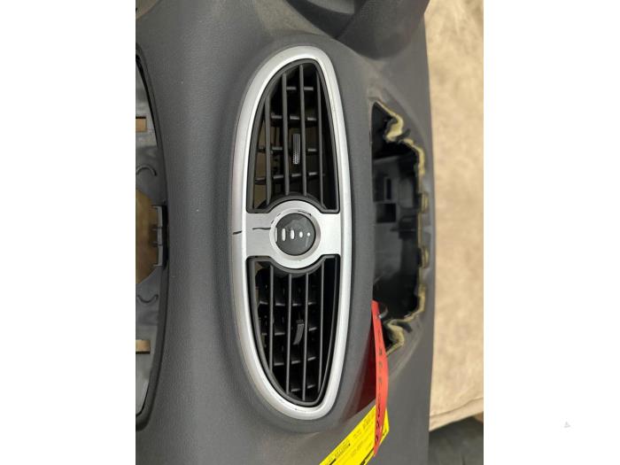 Dashboard van een Renault Clio III (BR/CR) 1.2 16V 75 2011