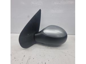 Gebruikte Spiegel Buiten links Peugeot 206 (2A/C/H/J/S) 1.4 XR,XS,XT,Gentry Prijs € 30,00 Margeregeling aangeboden door de Nollen autorecycling