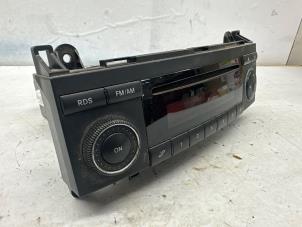 Gebruikte Radio CD Speler Mercedes A (W169) 2.0 A-180 CDI 16V 5-Drs. Prijs € 50,00 Margeregeling aangeboden door de Nollen autorecycling