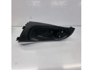 Gebruikte Ruit schakelaar elektrisch Nissan Almera (N16) 1.5 16V Prijs € 30,00 Margeregeling aangeboden door de Nollen autorecycling