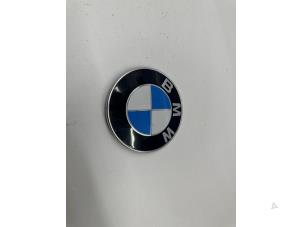 Gebruikte Embleem BMW 2 serie Active Tourer (F45) 218i 1.5 TwinPower Turbo 12V Prijs € 25,00 Margeregeling aangeboden door de Nollen autorecycling