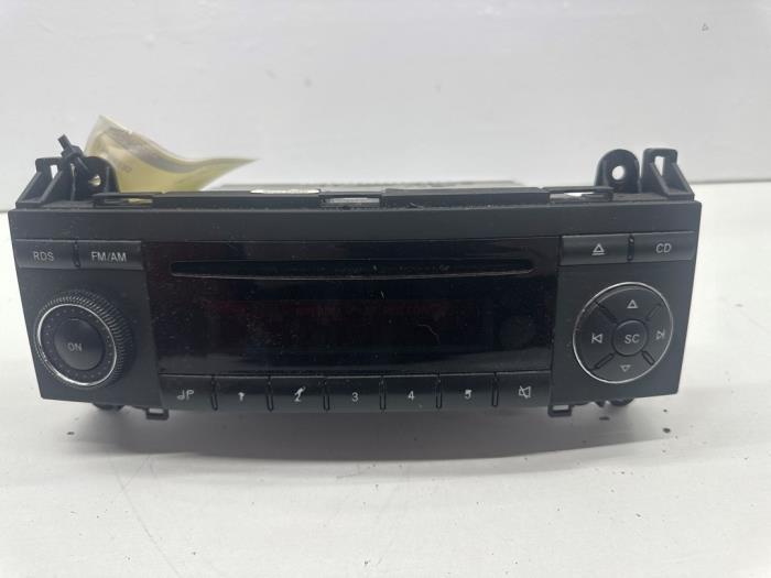 Radio CD Speler van een Mercedes-Benz A (W169) 1.5 A-150 3-Drs. 2005