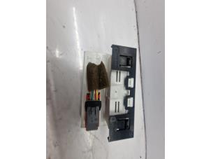 Gebruikte Display Interieur Renault Megane II Grandtour (KM) 1.6 16V Prijs € 25,00 Margeregeling aangeboden door de Nollen autorecycling