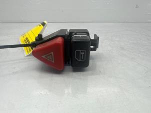 Gebruikte Alarmlicht Schakelaar Mercedes Vaneo (W414) 1.6 Prijs € 15,00 Margeregeling aangeboden door de Nollen autorecycling