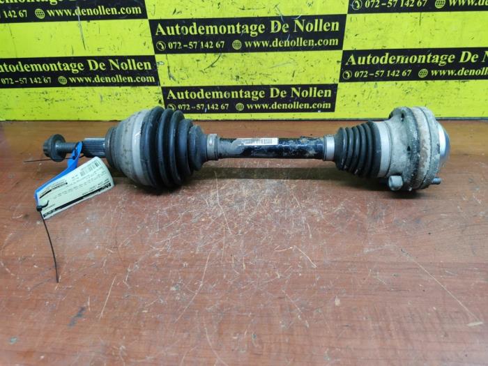 Gebruikte Aandrijfas links-voor Seat Leon SC (5FC) 2.0 TDI FR 16V Prijs € 60,00 Margeregeling aangeboden door autodemontage denollen
