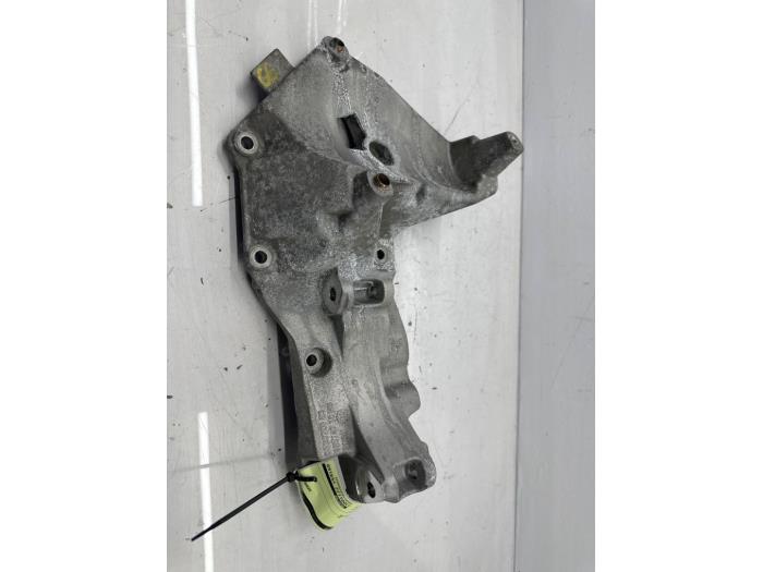 Gebruikte Dynamosteun onder BMW 1 serie (F20) 116i 1.5 12V Prijs € 75,00 Margeregeling aangeboden door autodemontage denollen