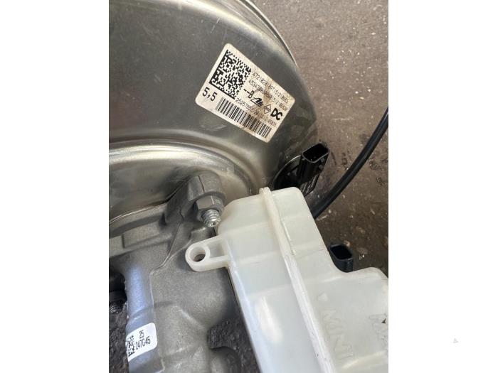 Rembekrachtiger van een Renault Twingo III (AH) ZE R80 2022