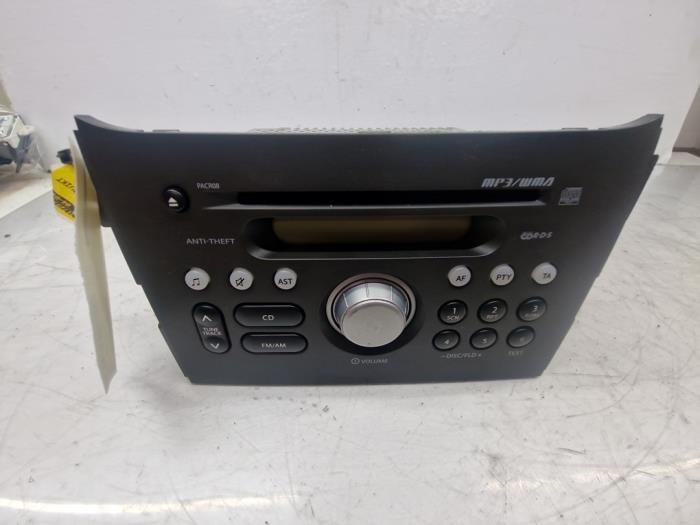 Radio CD Speler van een Suzuki Splash 1.2 VVT 16V 2015