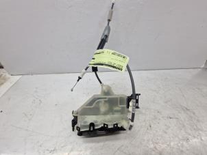 Gebruikte Deurslot Mechaniek 4Deurs rechts-achter Peugeot 208 II (UB/UH/UP) 1.2 Vti 12V PureTech 100 Prijs € 49,95 Margeregeling aangeboden door de Nollen autorecycling