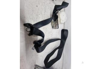 Gebruikte Veiligheidsgordel rechts-voor Peugeot 107 1.0 12V Prijs € 75,00 Margeregeling aangeboden door de Nollen autorecycling