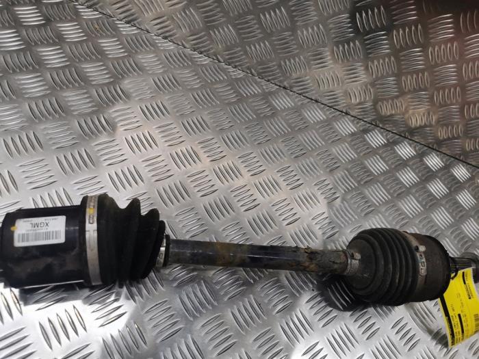 Gebruikte Aandrijfas links-voor Ssang Yong Tivoli 1.6 e-XDi 16V 2WD Prijs op aanvraag aangeboden door autodemontage denollen