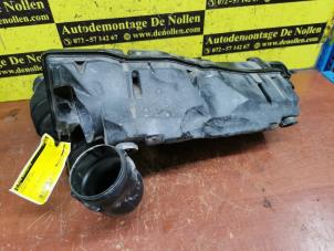 Gebruikte Luchtfilterhuis Peugeot 308 SW (4E/H) 1.4 VTI 16V Prijs € 30,00 Margeregeling aangeboden door de Nollen autorecycling