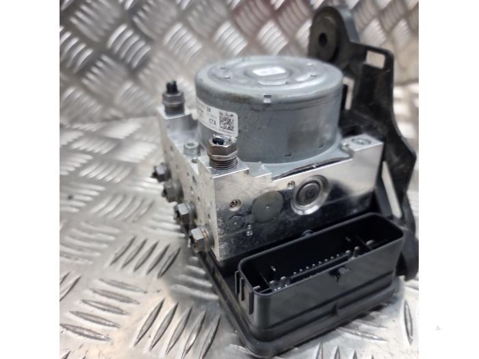 ABS Pomp van een Audi A3 Sportback (8VA/8VF) 1.5 30 g-tron 16V 2020