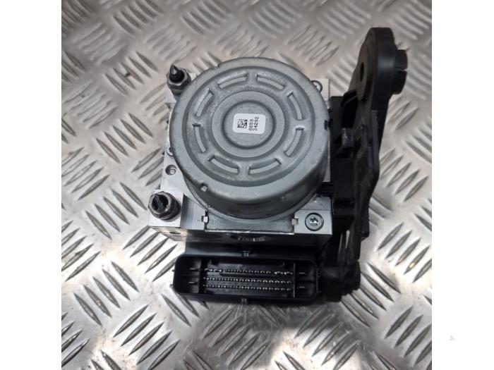 ABS Pomp van een Audi A3 Sportback (8VA/8VF) 1.5 30 g-tron 16V 2020