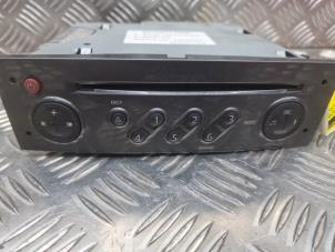 Gebruikte Radio CD Speler Renault Clio III (BR/CR) 1.4 16V Prijs € 150,00 Margeregeling aangeboden door de Nollen autorecycling