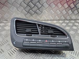 Gebruikte Luchtrooster Dashboard Peugeot 5008 I (0A/0E) 1.6 THP 16V Prijs € 35,00 Margeregeling aangeboden door de Nollen autorecycling