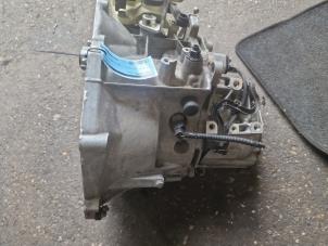 Gebruikte Versnellingsbak Peugeot 208 II (UB/UH/UP) 1.2 Vti 12V PureTech 100 Prijs € 895,00 Margeregeling aangeboden door de Nollen autorecycling