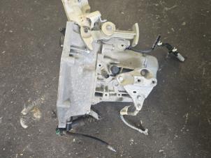 Gebruikte Versnellingsbak Opel Corsa F (UB/UH/UP) 1.2 12V 75 Prijs € 425,00 Margeregeling aangeboden door de Nollen autorecycling