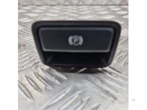 Gebruikte Schakelaar handrem Mercedes GLA (156.9) 1.6 180 16V Prijs € 10,00 Margeregeling aangeboden door de Nollen autorecycling