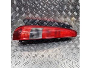 Gebruikte Achterlicht links Ford Fiesta 5 (JD/JH) 1.4 16V Prijs € 30,00 Margeregeling aangeboden door de Nollen autorecycling