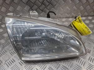 Gebruikte Koplamp rechts Kia Carens I (FC/FJ) 1.8i 16V Prijs € 35,00 Margeregeling aangeboden door de Nollen autorecycling