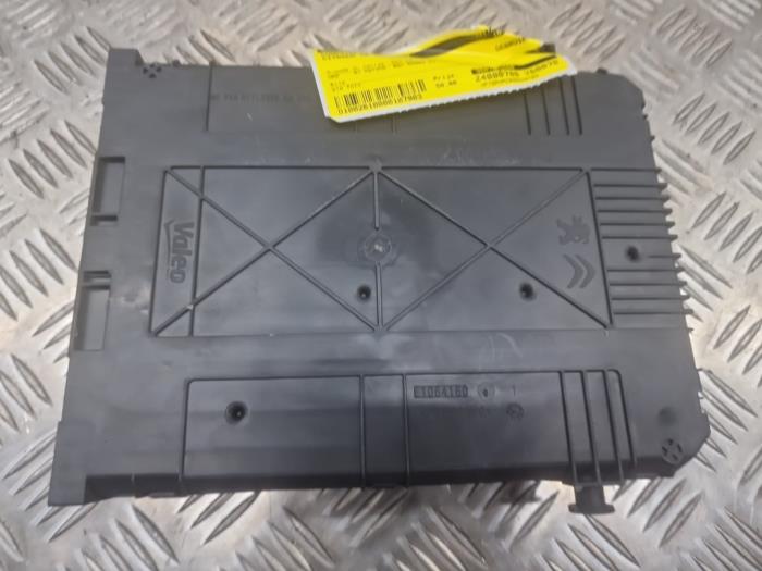 Computer Body Control van een Citroën C4 Cactus (0B/0P) 1.2 PureTech 82 12V 2017