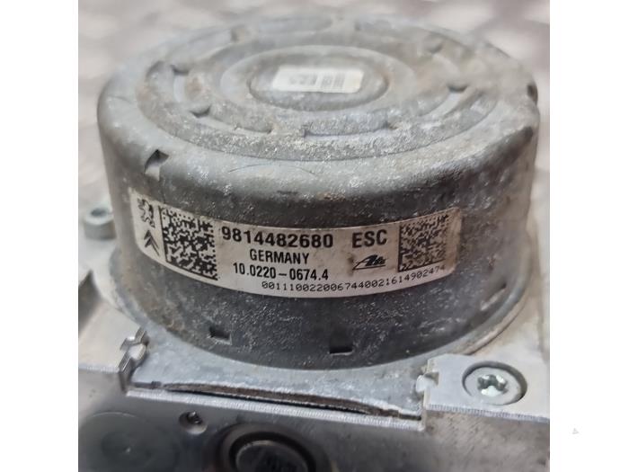 ABS Pomp van een Citroën C4 Cactus (0B/0P) 1.2 PureTech 82 12V 2017