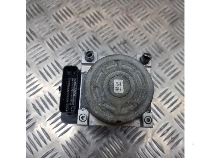 ABS Pomp van een Citroën C4 Cactus (0B/0P) 1.2 PureTech 82 12V 2017