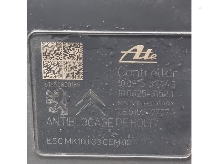 ABS Pomp van een Citroën C4 Cactus (0B/0P) 1.2 PureTech 82 12V 2017