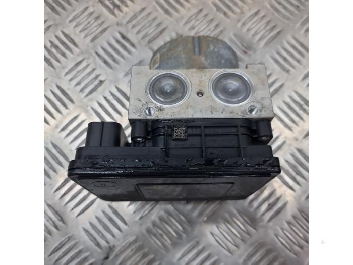 ABS Pomp van een Citroën C4 Cactus (0B/0P) 1.2 PureTech 82 12V 2017