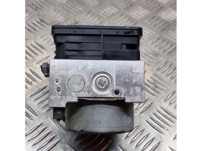 ABS Pomp van een Citroën C4 Cactus (0B/0P) 1.2 PureTech 82 12V 2017