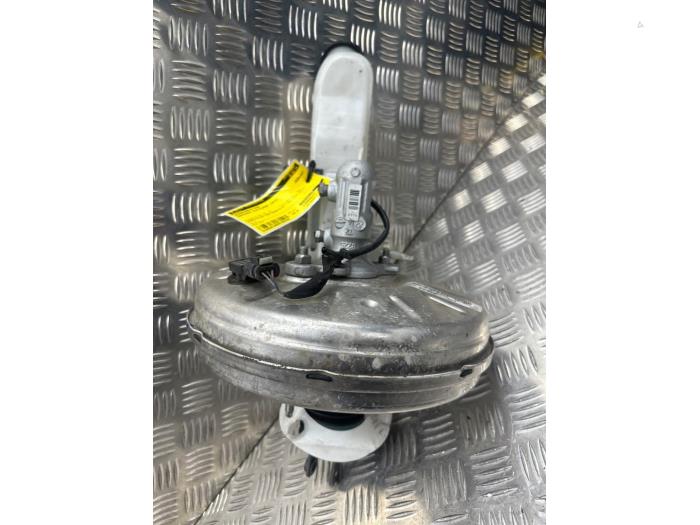 Rembekrachtiger van een Mercedes-Benz GLA (156.9) 1.6 180 16V 2015