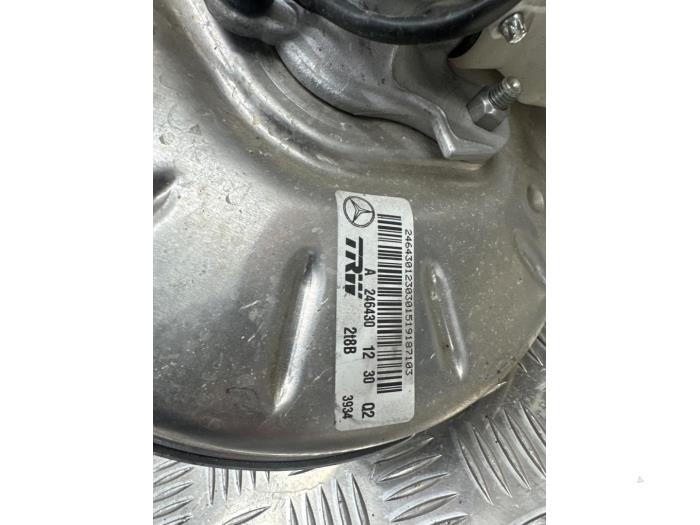 Rembekrachtiger van een Mercedes-Benz GLA (156.9) 1.6 180 16V 2015