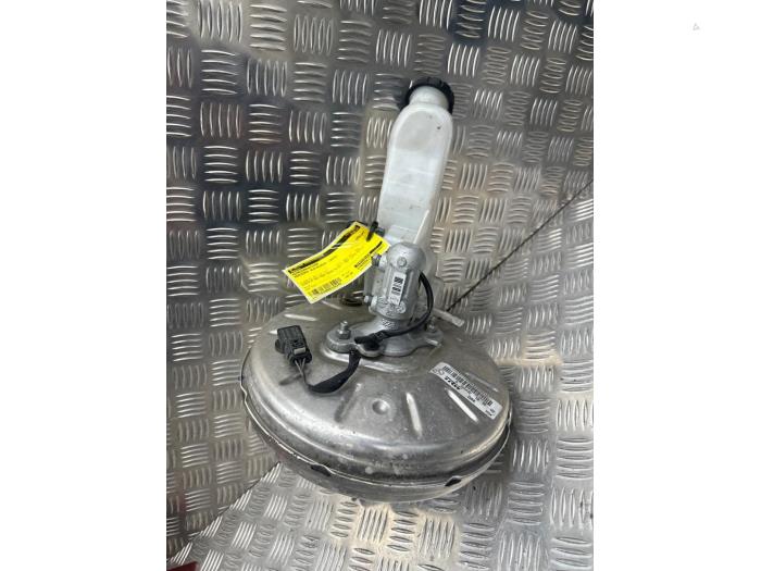 Rembekrachtiger van een Mercedes-Benz GLA (156.9) 1.6 180 16V 2015