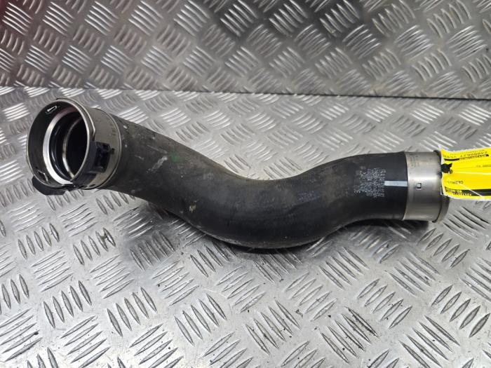 Gebruikte Intercooler Buis Mercedes GLA (156.9) 1.6 180 16V Prijs € 25,00 Margeregeling aangeboden door autodemontage denollen