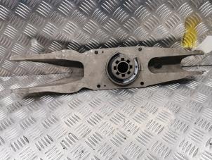 Gebruikte Draagarm rechts-achter Mercedes GLA (156.9) 1.6 180 16V Prijs € 25,00 Margeregeling aangeboden door de Nollen autorecycling