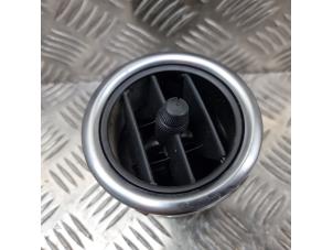 Gebruikte Luchtrooster Dashboard Mercedes Vito (447.6) 2.2 114 CDI 16V Prijs € 25,00 Margeregeling aangeboden door de Nollen autorecycling