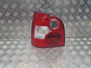 Gebruikte Achterlicht links Volkswagen Polo IV (9N1/2/3) 1.4 16V Prijs € 30,00 Margeregeling aangeboden door de Nollen autorecycling