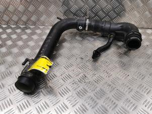 Gebruikte Aanzuigslang Lucht Ford EcoSport (JK8) 1.0 EcoBoost 12V 125 Prijs € 25,00 Margeregeling aangeboden door de Nollen autorecycling