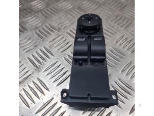 Gebruikte Raam schakelaar elektrisch Ford Focus 2 1.6 16V Prijs € 24,95 Margeregeling aangeboden door de Nollen autorecycling