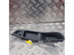 Gebruikte Ruit schakelaar elektrisch Ford Focus 3 Wagon 1.0 Ti-VCT EcoBoost 12V 100 Prijs € 19,95 Margeregeling aangeboden door de Nollen autorecycling