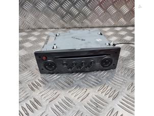 Gebruikte Radio CD Speler Renault Clio III (BR/CR) 1.6 16V Prijs € 150,00 Margeregeling aangeboden door de Nollen autorecycling
