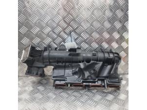 Gebruikte Inlaatspruitstuk Mercedes GLA (156.9) 1.6 180 16V Prijs € 50,00 Margeregeling aangeboden door de Nollen autorecycling