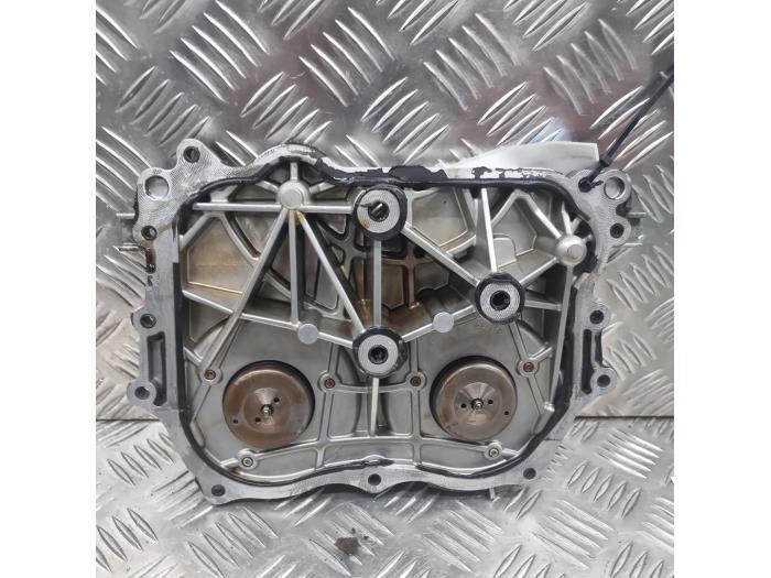 Distributiedeksel van een Mercedes-Benz GLA (156.9) 1.6 180 16V 2015