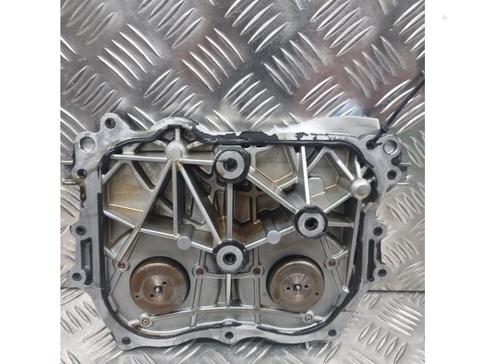 Distributiedeksel van een Mercedes-Benz GLA (156.9) 1.6 180 16V 2015