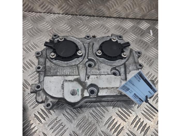 Distributiedeksel van een Mercedes-Benz GLA (156.9) 1.6 180 16V 2015