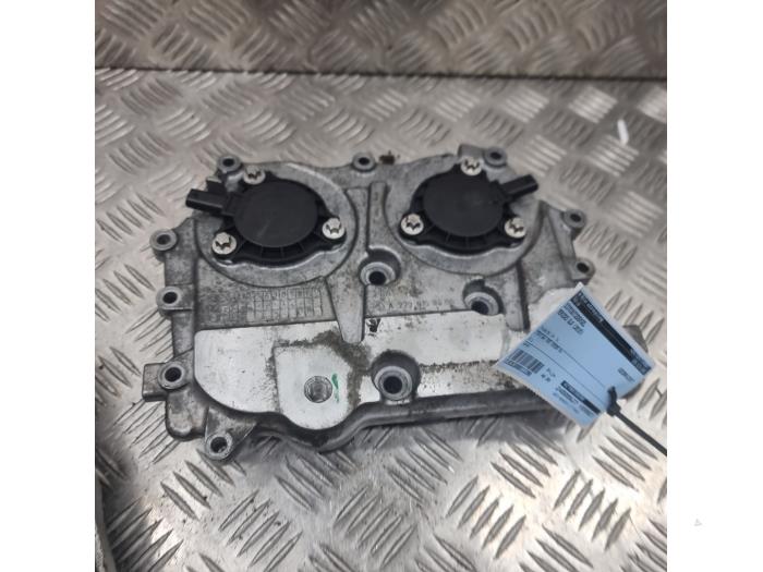 Distributiedeksel van een Mercedes-Benz GLA (156.9) 1.6 180 16V 2015