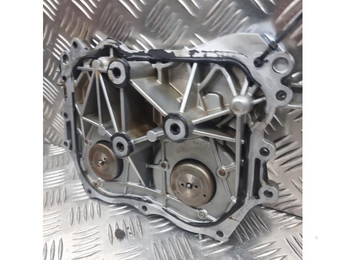 Distributiedeksel van een Mercedes-Benz GLA (156.9) 1.6 180 16V 2015