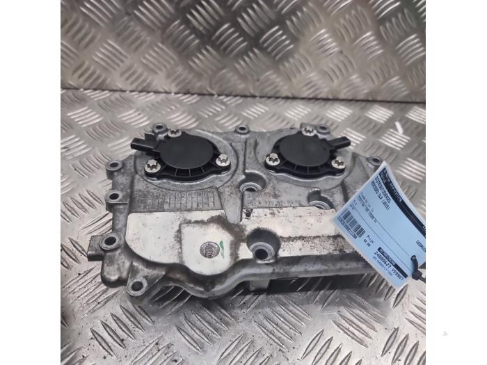 Distributiedeksel van een Mercedes-Benz GLA (156.9) 1.6 180 16V 2015